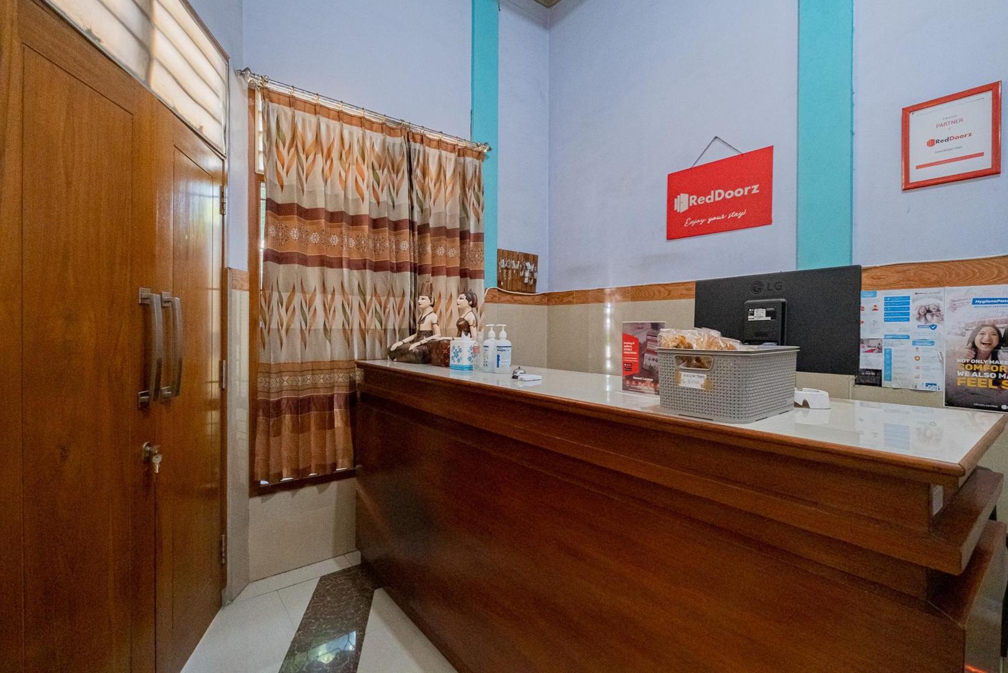 Reddoorz Syariah Near Alun-Alun Bojonegoro Hotel Exterior photo